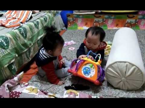 雙胞胎姊妹吵架啦