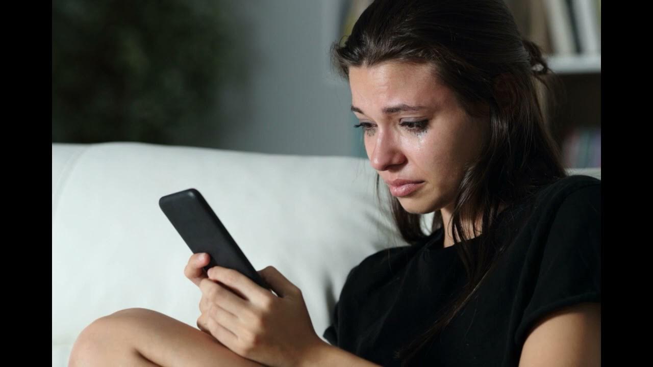 Отменить девушка. Отменить девушка. Отменить девушка. Девушка за ноутбуком на диване. Японские жесты девушек.