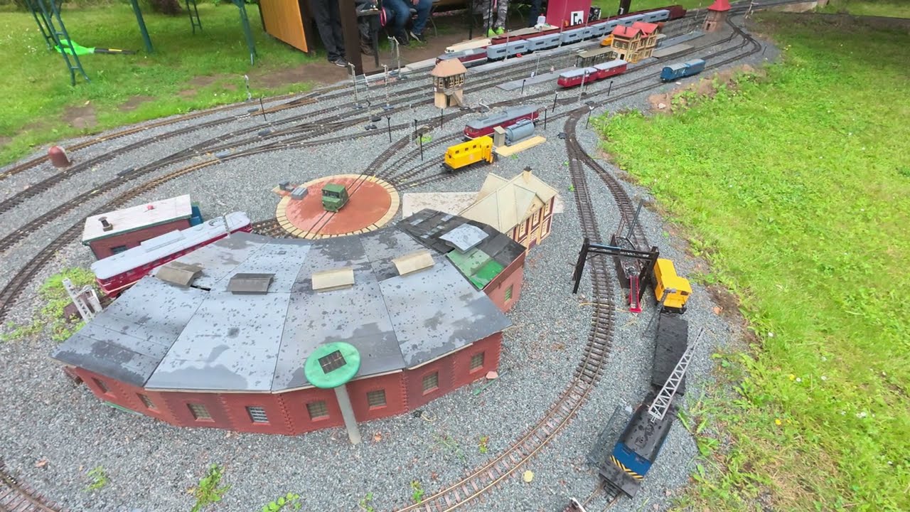 Garteneisenbahn Traum. Lokschuppen, Schienenbus