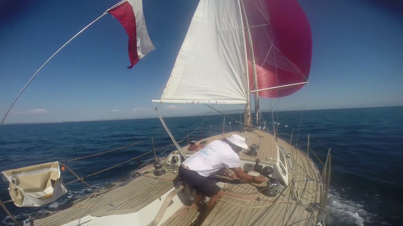 Issare strambare e ammainare lo spi in solitaria