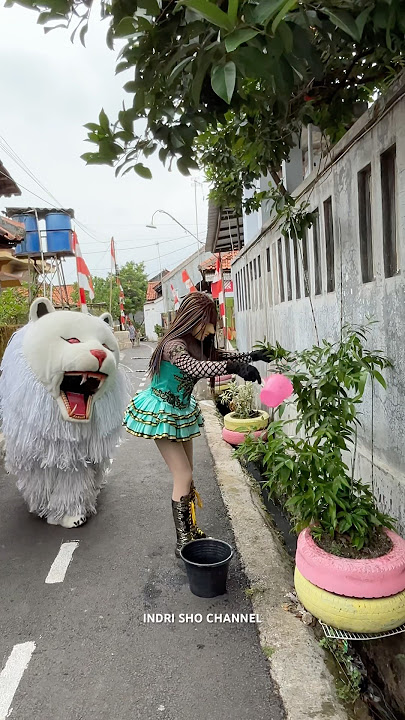 Rika lagi nyiram tanaman di ganggu can macanan
