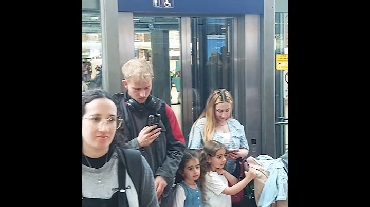 Unbelievable Pianist Leaves Crowd in Awe! #piano #singer #pianoplayers