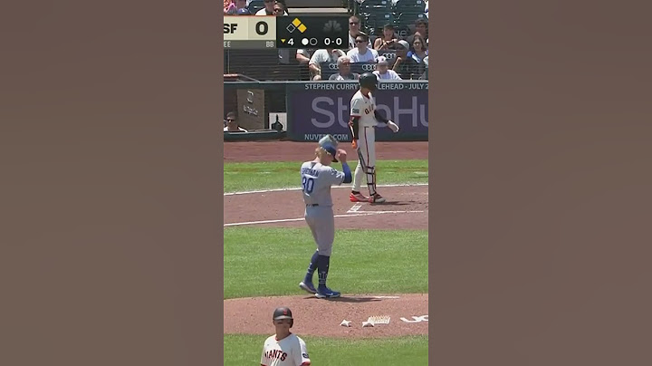 Bird interrupts Jung Hoo Lee's at bat 🤣 #bird #mlb #junghoolee #giants