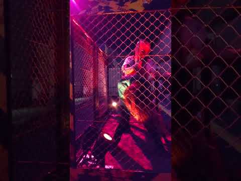 【USJ】ゾンビ 一般人が襲われる 檻  ほぼ正面から撮影 携帯でしてみました🎶
