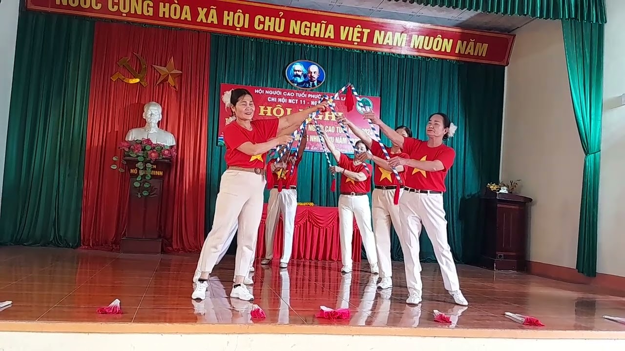 CLB Ngọc Sơn múa Ông tôi ra hội trường tại tổng kết công tác chị hội NCT Ngọc Sơn năm 2024