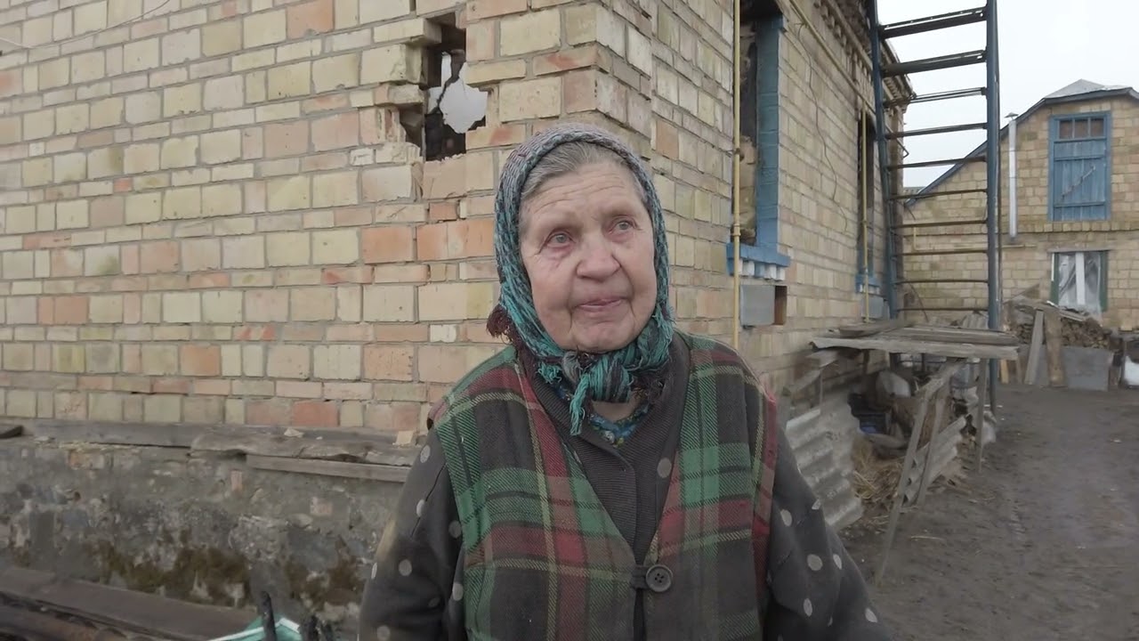 Жителька села Мотижин Любов, якій в день зйомок виповнився 81 рік, показує свій зруйнований будинок