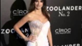 Penelope Cruz Dazzles In Sequin Slit Gown At ‘Zoolander 2’ Premiere