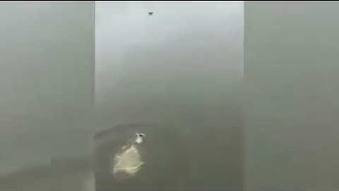 VIDEO CHIẾN SĨ ANH DŨNG CỨU NGƯỜI DÂN BỊ ĐUỐI NƯỚC