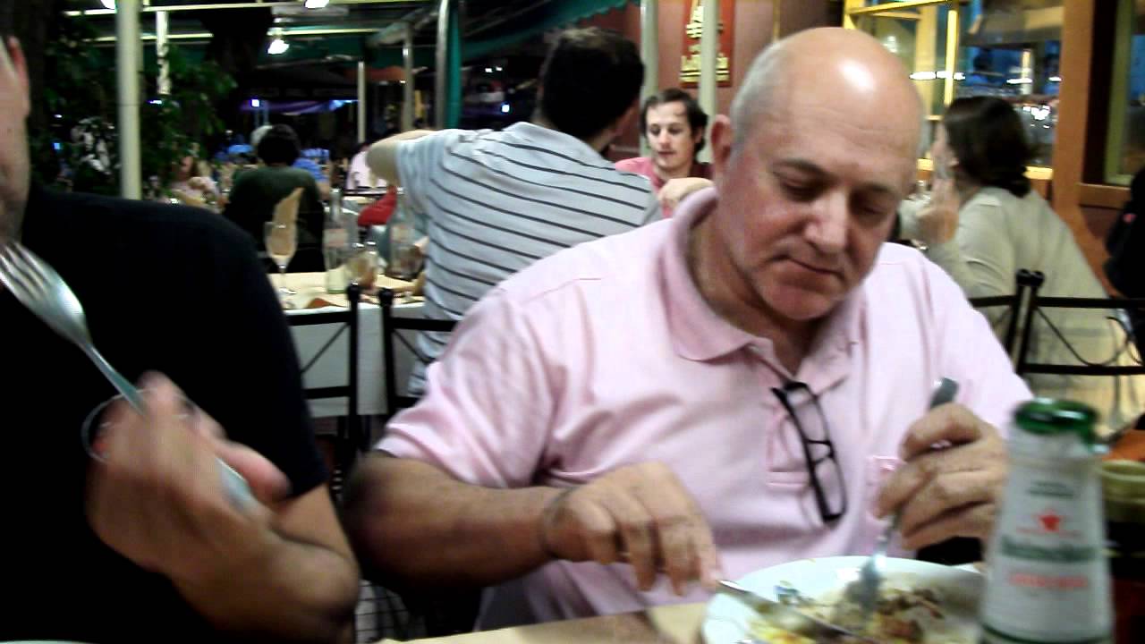 Léo em Mendoza, comendo um xorixo. YouTube