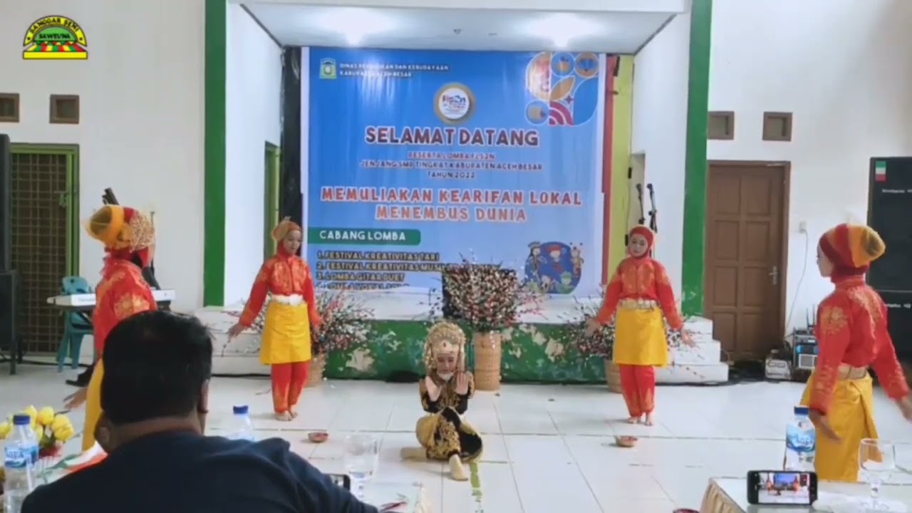 PENAMPILAN TARI PEUMANO PUCOK (DARA BARO MA) OLEH SISWI SMP N 3 MONTASIK