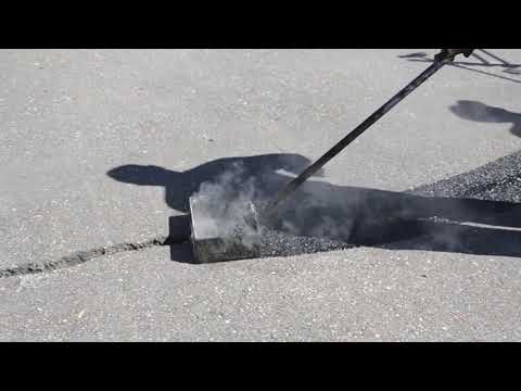 Video: Làm thế nào để bạn sửa chữa một vết nứt trên đường lái xe đường băng?
