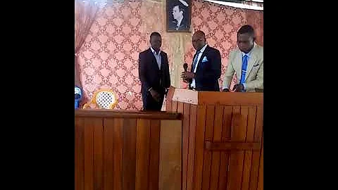 Past Clément kasongo introduit à la chaire de son église le missionnaire Jean Phinees Kalubi