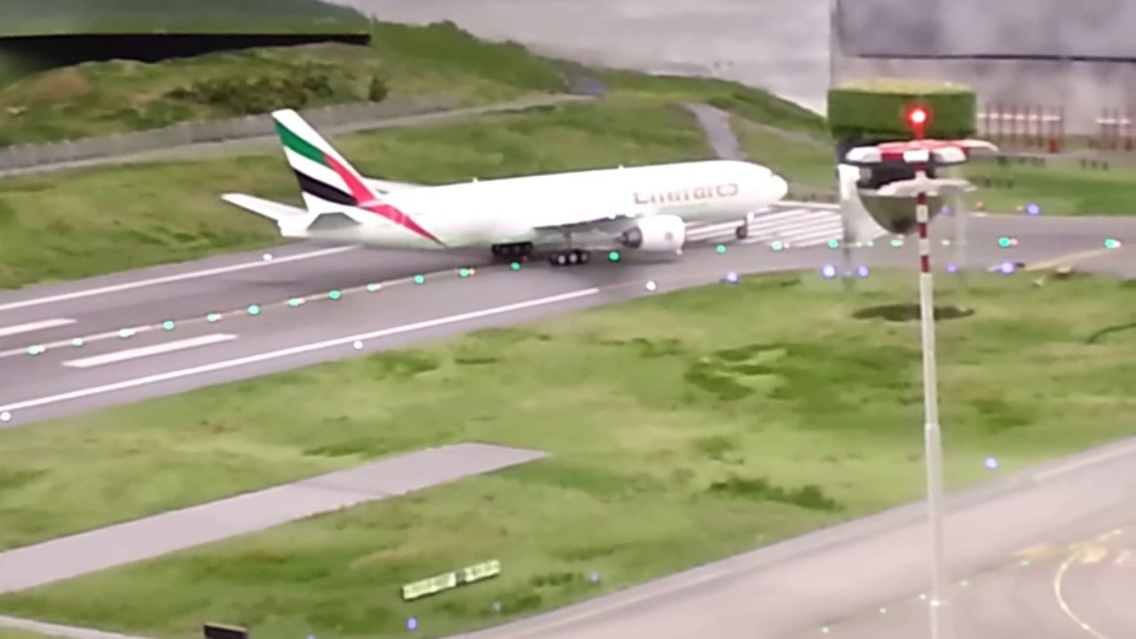 Knuffingen Airport - Miniatur Wunderland, Hamburg, Germany - YouTube