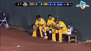 20130919 CPBL 獅vs象 5下 恰恰擊出界外球 隊友米吉亞坐在那裡也有事 中彈！