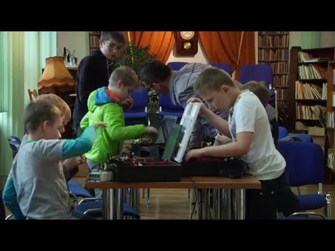 Młodzi konstruktorzy robotów w Dobrodzieniu