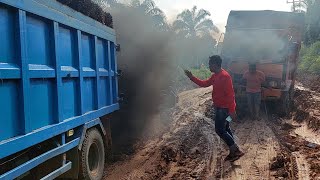 FUSOHD DAN CANTER MENUTUPI BADAN JALAN, KEBERANIAN DRIVER TRUK BATUBARA PATUT DIACUNGKAN JEMPOL