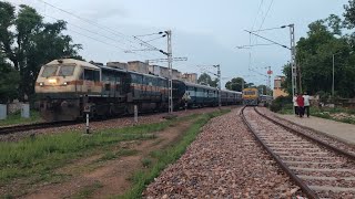 अपन पहल ह रन पर लट हई 05537 Darbhanga -Ajmer Sf Express Special Train Entered Bandikui Junction