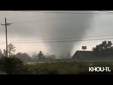 Video shows tornado form along I-10 in Orange, Texas