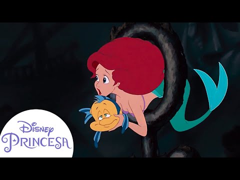 La Sirenita salva a Flounder de un tiburón | Disney Princesa