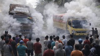Incident of Two Trucks Failing to Climb the Kodok Hill Slope.! screenshot 2
