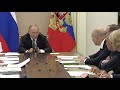 «Не каждый же месяц проводить прямую линию»: Путин — Силуанову о ситуации с льготной ипотекой