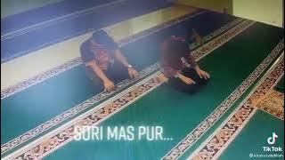 Kucing Jail Ganggu Orang Sholat