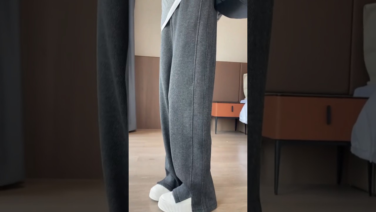 ✨ Style Goals! ✨Rocking these high-waist wide-leg jeans with pearl-studded pocket😎🔥