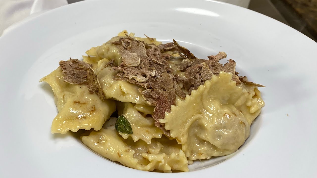 Ravioles caseros con porchetta y jamón crudo