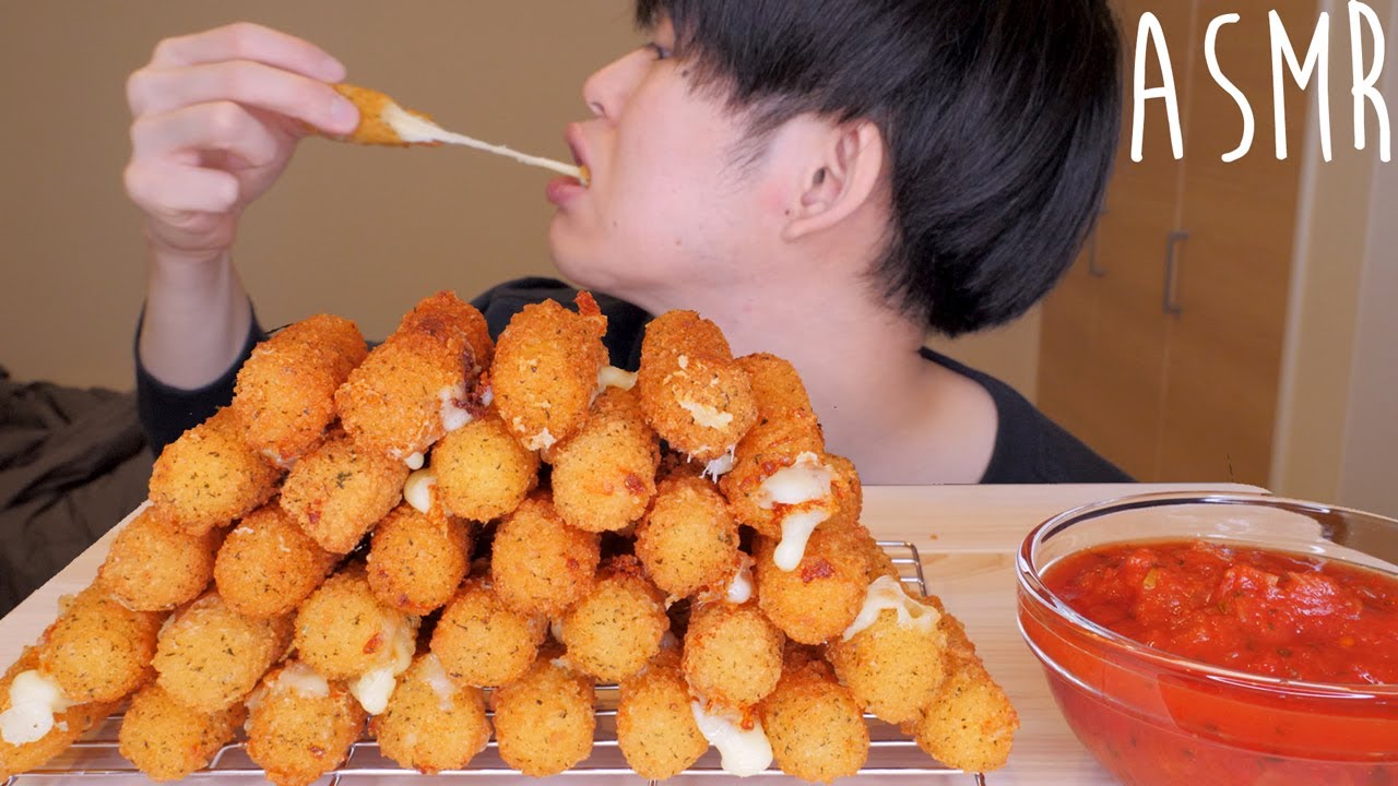 [Звуки жевания] Поедание сырной палочки [Звуки еды]