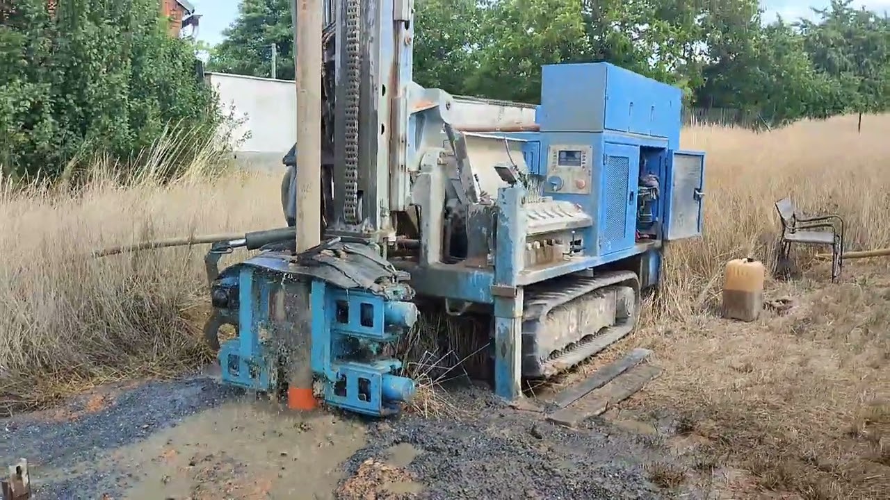 Water well drilling process  www.hlubinnevrty.cz  info@hlubinnevrty.cz      Proces vrtání studny 50m