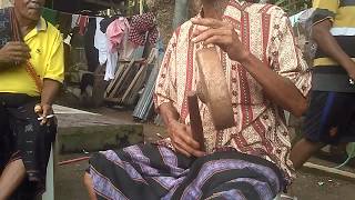 Sekelompok pemusik tradisional saat memainkan alat musik Laba Go