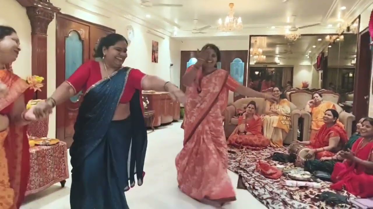 बहुत ही सुन्दर सोहर ♥️ आप लोग कमेंट में बताना कैसा लगा 🙏 हंसी मजाक का 😂🤣सोहर है 