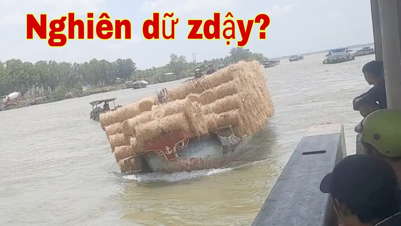 Hú hồn ghe chở rơm nghiên như muốn lật khi vượt cống ngăn mặn Trà Vinh ...