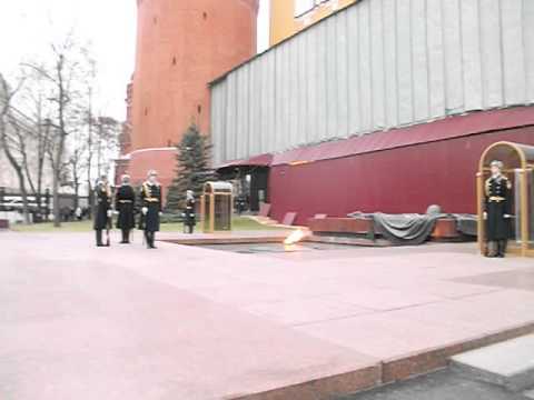 Смена почетного караула  у Вечного огня на Красной площади(ноябрь 2014г
