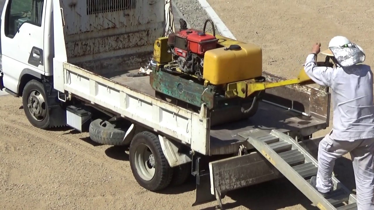 要注意 転圧ローラー ハンドガイドローラー 降ろし作業 Youtube