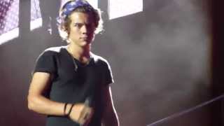 Video thumbnail of "One Direction - Teenage Dirtbag - FRONT ROW - Staples Center, Los Angeles - 8.9.13"