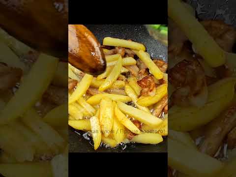 Отличная идея для ужина. Жареная картошка с мясом и стрелками чеснока.