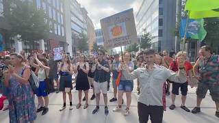 Des manifestants se rassemblent à Bruxelles pour protester contre un prochain événement lié à l'i...
