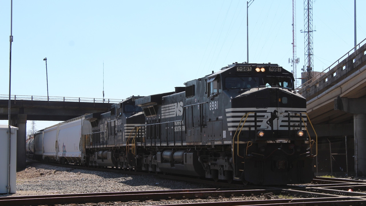 Railfanning Houston, TX 2/18/17 ft NS, OLS unit, private cars, & more!