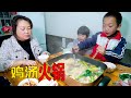 今天有口福，婆媳準備了雞湯火鍋，家人吃得開心 | Cold weather, eat this is the most suitable, very delicious