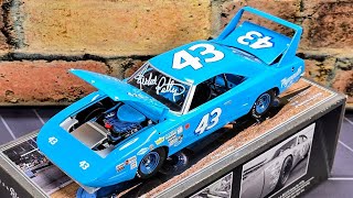 REVIEW: Richard Petty 1970 Plymouth Superbird 1:24 Autographed Uni of Racing Nascar Die-cast
