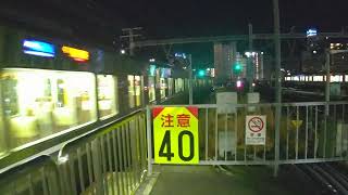 夜に、神戸駅を発車する225系新快速。