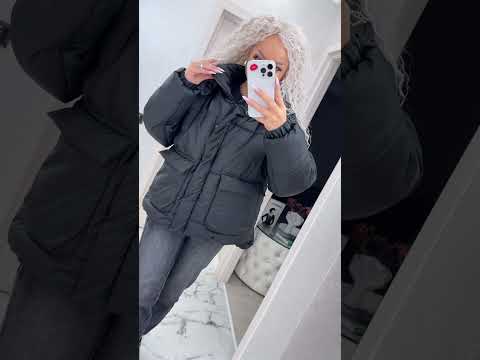 Куртка теплая объемная зимняя со съемным капюшоном с накладными карманами, видео 1