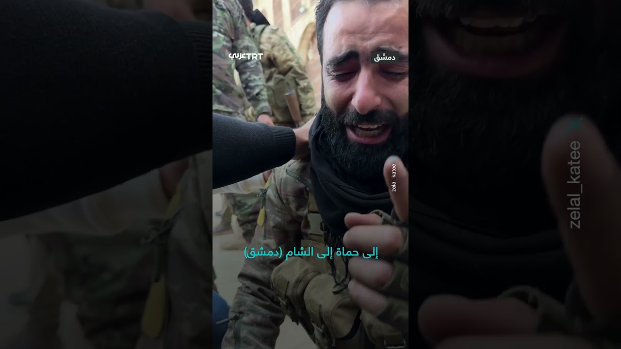 مقاتل يبكي بحرقة في المسجد الأموي