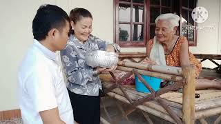 สรงน้ำพระธาตุเสร็จก็สรงน้ำคุนยายอายุ91ปีต่อครับ