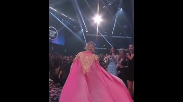 Thumbnail of Taylor Swift go and hug Post Malone when she win the AMAs against him