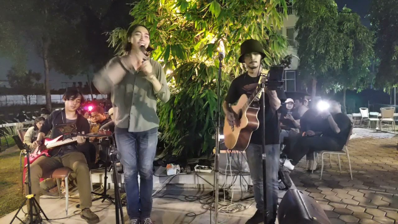 Iwan fals - Bento LIVE record cover by SIXELA MUSIK