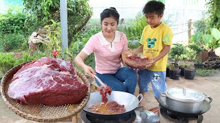 Seyhak like fried beef and Siv chhee like beef soup / Mommy and children cooking