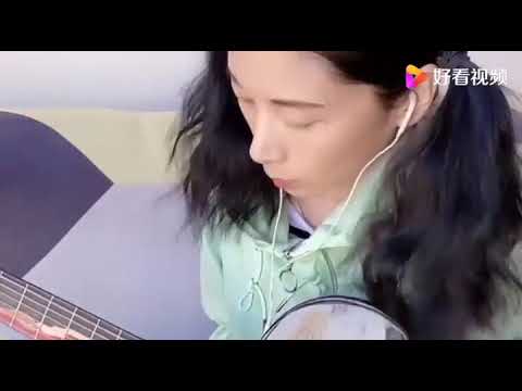 美女吉他弹奏《灰色轨迹》太好听了！