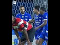 Frans Putros memanfaatkan kemelut di depan gawang.
